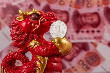 Sembolik bir Çin ejderhası figürü. Bilgelik, güç, uzun yaşam ve güç sembolü. 100 Çin yuan banknotunun arka planına karşı iyi şans ve refah getiriyor..