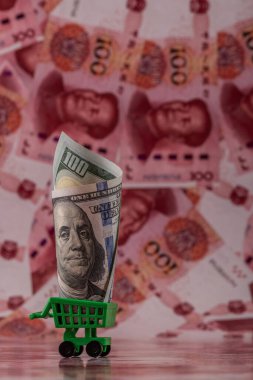 1 $ve 100 $Çin Yuan 'ı.