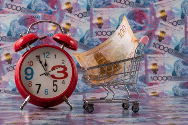 10000 Kazakistan banknotuna karşılık 100 Rus rublesi..