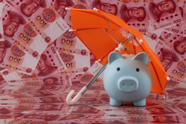 100 Çin Yuan 'ının arka planına karşı bir kumbara.