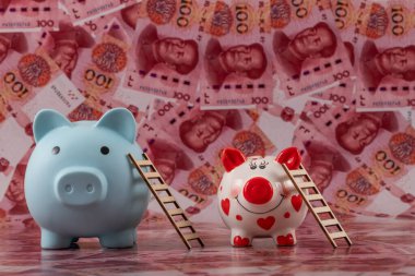 100 Çin Yuan 'ının arka planına karşı bir kumbara.