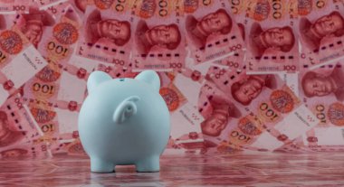 100 Çin Yuan 'ının arka planına karşı bir kumbara.