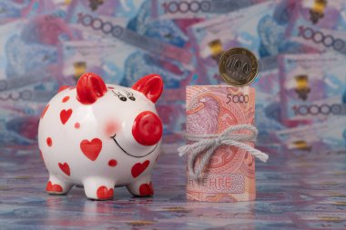 5000 Kazakistan banknotuna karşılık 10.000 tenge banknot.