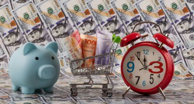 Latin Amerika ülkelerinden banknotlar - Meksika, Venezuela ve Arjantin - minyatür bir alışveriş arabasında 100 dolarlık banknotlara karşı