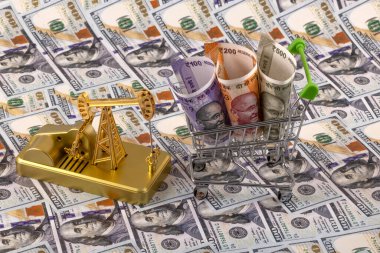 Hindistan 'ın Hint Rupileri ile petrol ürünleri satın almasıyla ilgili kavramsal bir hikaye. 100 dolarlık banknotlara karşı..