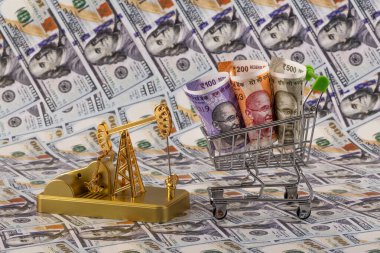 Hindistan 'ın Hint Rupileri ile petrol ürünleri satın almasıyla ilgili kavramsal bir hikaye. 100 dolarlık banknotlara karşı..