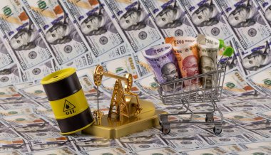 Hindistan 'ın Hint Rupileri ile petrol ürünleri satın almasıyla ilgili kavramsal bir hikaye. 100 dolarlık banknotlara karşı..