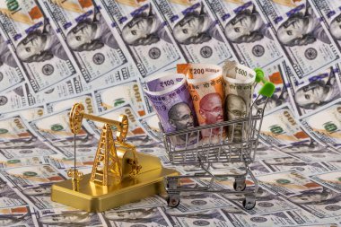 Hindistan 'ın Hint Rupileri ile petrol ürünleri satın almasıyla ilgili kavramsal bir hikaye. 100 dolarlık banknotlara karşı..