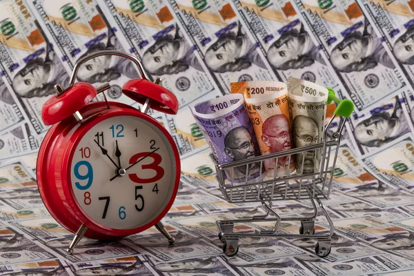 Hindistan 100, 200 ve 500 rupilik banknotlara karşı 100 dolarlık banknotlar