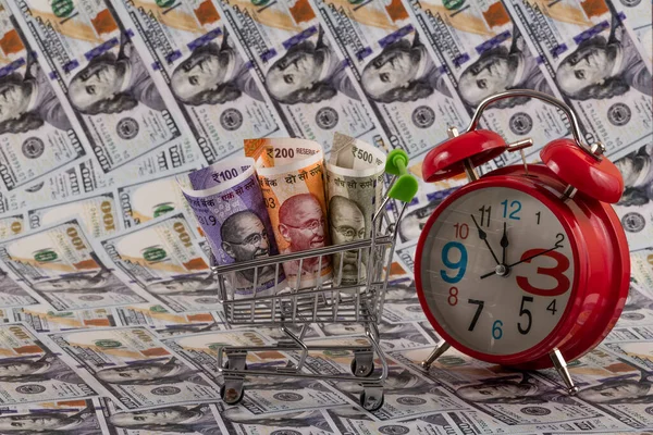 Hindistan 100, 200 ve 500 rupilik banknotlara karşı 100 dolarlık banknotlar