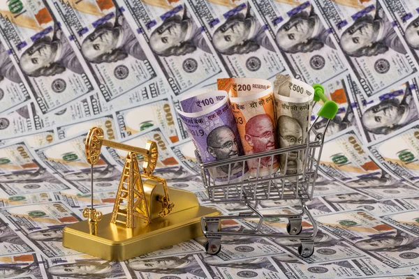 Hindistan 'ın Hint Rupileri ile petrol ürünleri satın almasıyla ilgili kavramsal bir hikaye. 100 dolarlık banknotlara karşı..