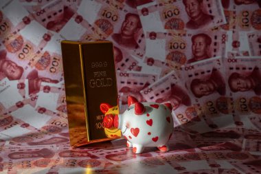 100 Çin yuan banknotuna karşılık bir altın külçesi.