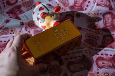 100 Çin yuan banknotuna karşılık bir altın külçesi.
