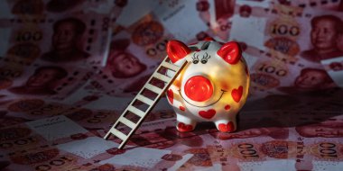 100 Çin Yuan 'ının arka planına karşı komik bir kumbara..