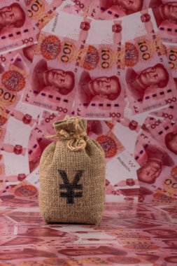 İçinde Çin Yuan sembolü olan bir para çantası 100 Yuan 'lık banknotlara karşı..