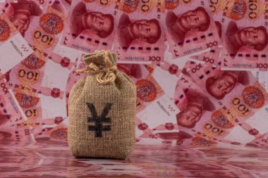İçinde Çin Yuan sembolü olan bir para çantası 100 Yuan 'lık banknotlara karşı..
