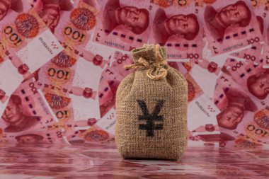 İçinde Çin Yuan sembolü olan bir para çantası 100 Yuan 'lık banknotlara karşı..