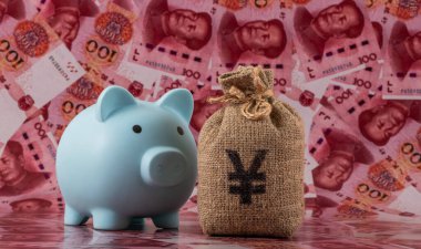 İçinde Çin Yuan sembolü olan bir para çantası 100 Yuan 'lık banknotlara karşı..