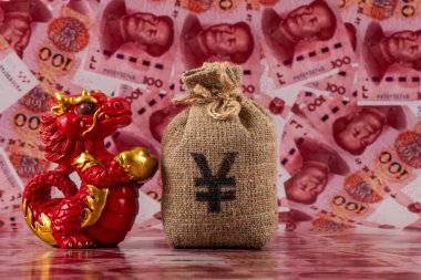Sembolik bir Çin ejderhası figürü. Bilgelik, güç, uzun yaşam ve güç sembolü. 100 Çin yuan banknotunun arka planına karşı iyi şans ve refah getiriyor..