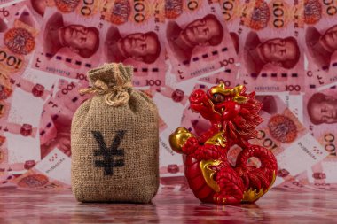 Sembolik bir Çin ejderhası figürü. Bilgelik, güç, uzun yaşam ve güç sembolü. 100 Çin yuan banknotunun arka planına karşı iyi şans ve refah getiriyor..