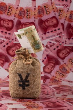 İçinde Çin Yuan sembolü olan bir para çantası 100 Yuan 'lık banknotlara karşı..