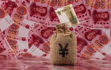 İçinde Çin Yuan sembolü olan bir para çantası 100 Yuan 'lık banknotlara karşı..