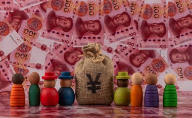 İçinde Çin Yuan sembolü olan bir para çantası 100 Yuan 'lık banknotlara karşı..