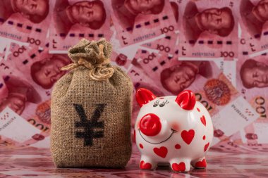 İçinde Çin Yuan sembolü olan bir para çantası 100 Yuan 'lık banknotlara karşı..