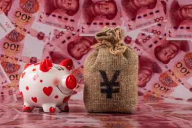 İçinde Çin Yuan sembolü olan bir para çantası 100 Yuan 'lık banknotlara karşı..