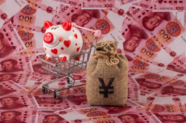 İçinde Çin Yuan sembolü olan bir para çantası 100 Yuan 'lık banknotlara karşı..