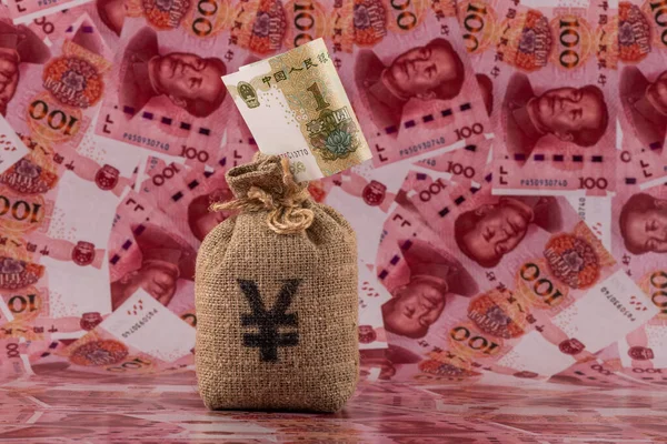 İçinde Çin Yuan sembolü olan bir para çantası 100 Yuan 'lık banknotlara karşı..