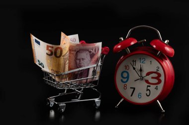 50 İngiliz sterlini ve 50 euro banknotlar