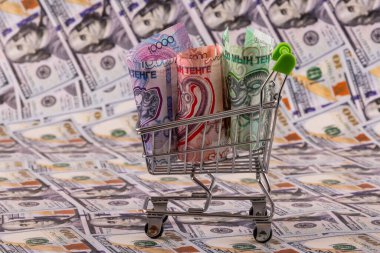 2.000, 5.000 ve 10.000 Kazakistan banknotuna karşılık 100 Amerikan doları banknotları.