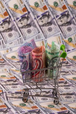 2.000, 5.000 ve 10.000 Kazakistan banknotuna karşılık 100 Amerikan doları banknotları.