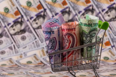 2.000, 5.000 ve 10.000 Kazakistan banknotuna karşılık 100 Amerikan doları banknotları.