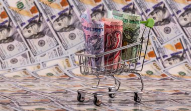 2.000, 5.000 ve 10.000 Kazakistan banknotuna karşılık 100 Amerikan doları banknotları.