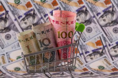 1, 10 ve 100 Çin Yuan 'ı 100 Amerikan Doları' na karşı.