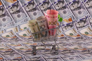 1, 10 ve 100 Çin Yuan 'ı 100 Amerikan Doları' na karşı.