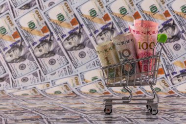 1, 10 ve 100 Çin Yuan 'ı 100 Amerikan Doları' na karşı.