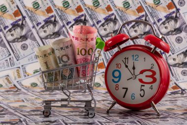 1, 10 ve 100 Çin Yuan 'ı 100 Amerikan Doları' na karşı.