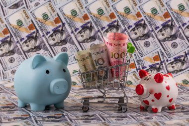 1, 10 ve 100 Çin Yuan 'ı 100 Amerikan Doları' na karşı.