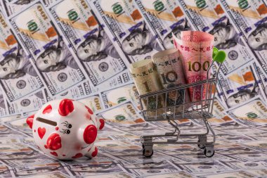 1, 10 ve 100 Çin Yuan 'ı 100 Amerikan Doları' na karşı.