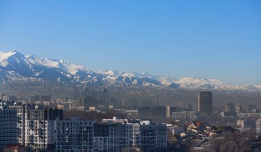 Kazak şehri Almaty 'nin kışın yoğun kirli havasıyla manzarası..