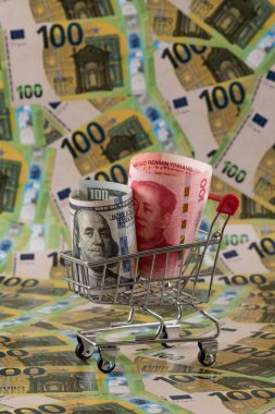 100 Amerikan Doları ve 100 Çin Yuan 'ı 100 Euro' luk banknotlara karşı