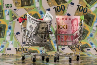 100 Amerikan Doları ve 100 Çin Yuan 'ı 100 Euro' luk banknotlara karşı