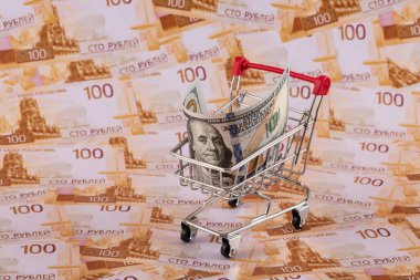 100 dolarlık banknota karşılık 100 Rus rublesi.