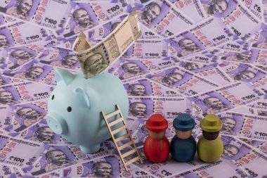 Hindistan Cumhuriyeti 'nin 500 rupilik banknotuyla 100 Hindistanlı banknotun arka planına karşılık