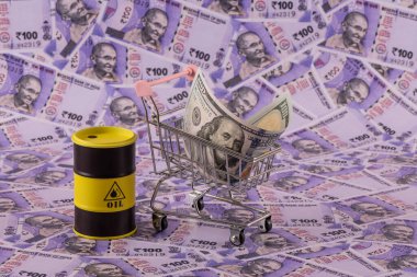 100 Hint rupisi, 100 Amerikan doları banknot ve petrol ürünleri için demir varil.