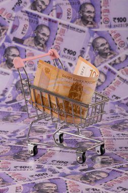 100 Rus rublesi, Hindistan Cumhuriyeti 'nin 100 rupilik banknotuna karşı.