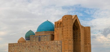 Türk dünyasının kalbi Kazakistan 'daki Khoja Akhmet Yassawi' nin ünlü ortaçağ mozolesi.